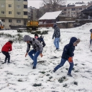 خوشحالی کودکان از بارش برف در استانبول